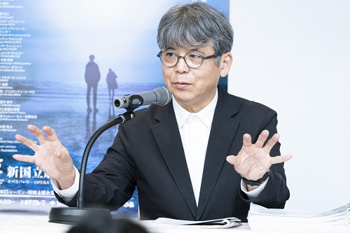 記者会見に臨む細川俊夫