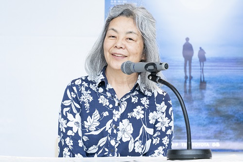 記者会見に臨む多和田葉子