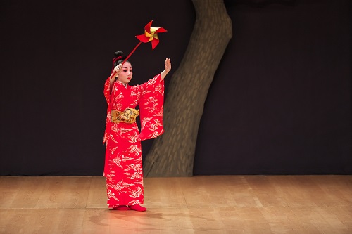 2024年研究公演/組踊「大川敵討」　大川の若按司(糸数彰馬)。「板締縮緬振袖単衣裳」が幼い按司の無邪気さを引き立てる。