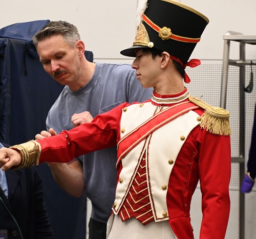 衣裳の試作品を確認するデザイナーのコリン・リッチモンド