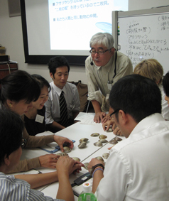 研修2日目 教育プログラム体験Ⅲ 「貝体新書：おとなが学ぶ二枚貝−参加者が経験をもとに科学的推理をするプログラム」
