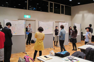 2日目展示室における学び（2）「江戸博展示室でのツール作成」の様子