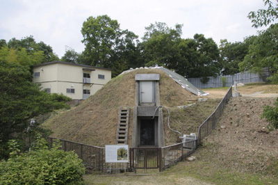 墳丘上の仮設覆屋を撤去した状況