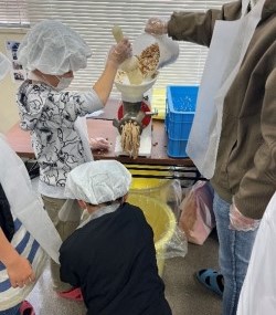 味噌づくり体験の様子① 味噌づくり体験の様子①