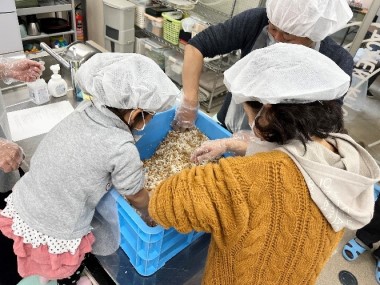 味噌づくり体験の様子②