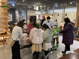 「鶴岡雛菓子体験教室」の様子