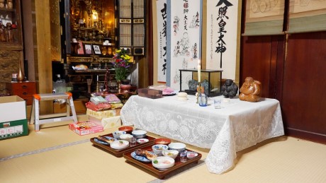 1年の感謝(食い納め)と様々な神霊へのあいさつを行う厳かな行事(食い初め)の風景 1年の感謝(食い納め)と様々な神霊へのあいさつを行う厳かな行事(食い初め)の風景