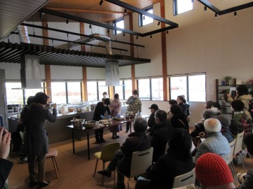 講師が解説を行いながらしもつかれ作りを実演し、できあがったしもつかれの試食会を行う様子① 講師が解説を行いながらしもつかれ作りを実演し、できあがったしもつかれの試食会を行う様子①