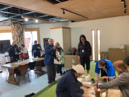 外国クルーズ船「ウェステルダム号敦賀寄港」での昆布かきの体験会 外国クルーズ船「ウェステルダム号敦賀寄港」での昆布かきの体験会