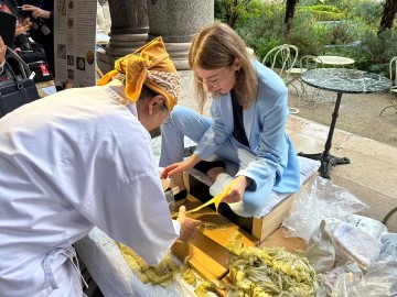 北前船寄港地フォーラムinフランス・パリでのおぼろ昆布かきの実演・試食の様子① 北前船寄港地フォーラムinフランス・パリでのおぼろ昆布かきの実演・試食の様子①