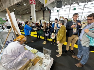 北前船寄港地フォーラムinフランス・パリでのおぼろ昆布かきの実演・試食の様子②