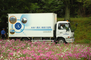 花咲く国営飛鳥歴史公園内を，ゆっくり走ります。