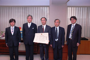 左から山﨑古墳壁画室長，青木長官，高木部長（株式会社タダノ），山本マネージャー（同），内藤記念物課長