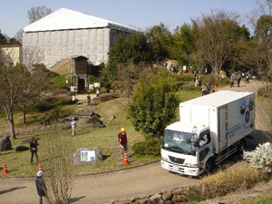 人々の視線を浴びつつ古墳から遠ざかる特殊搬送車両