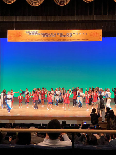 奄美市立佐仁小学校におけるシマグチ，シマ唄，八月踊りの伝承活動を紹介の様子（2）