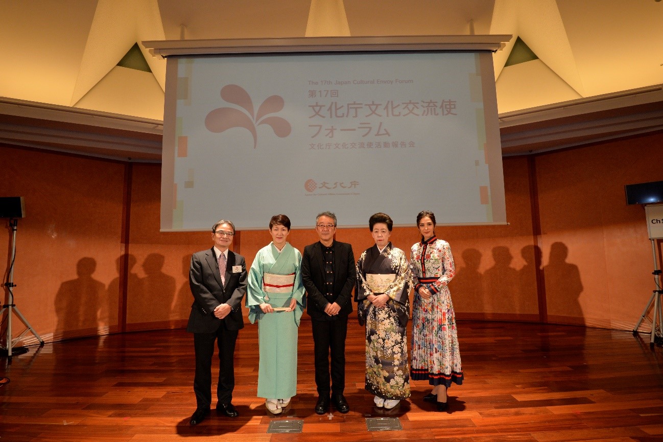 フォトセッションにて。左から宮田長官, 玉川奈々福さん, 笠松泰洋さん, 米川敏子さん, サヘル・ローズさん