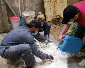 レバノン側による現地での漆喰技術のワークショップ 「レバノン共和国における文化遺産保護国際貢献事業」(令和3年度,写真提供:中部大学)