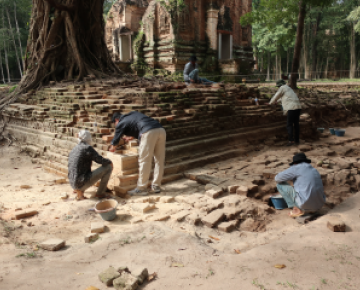 現場修復技能員研修 「カンボジア，サンボー・プレイ・クック遺跡群の保存・修理のための人材育成事業」（令和3年度，写真提供：筑波大学）