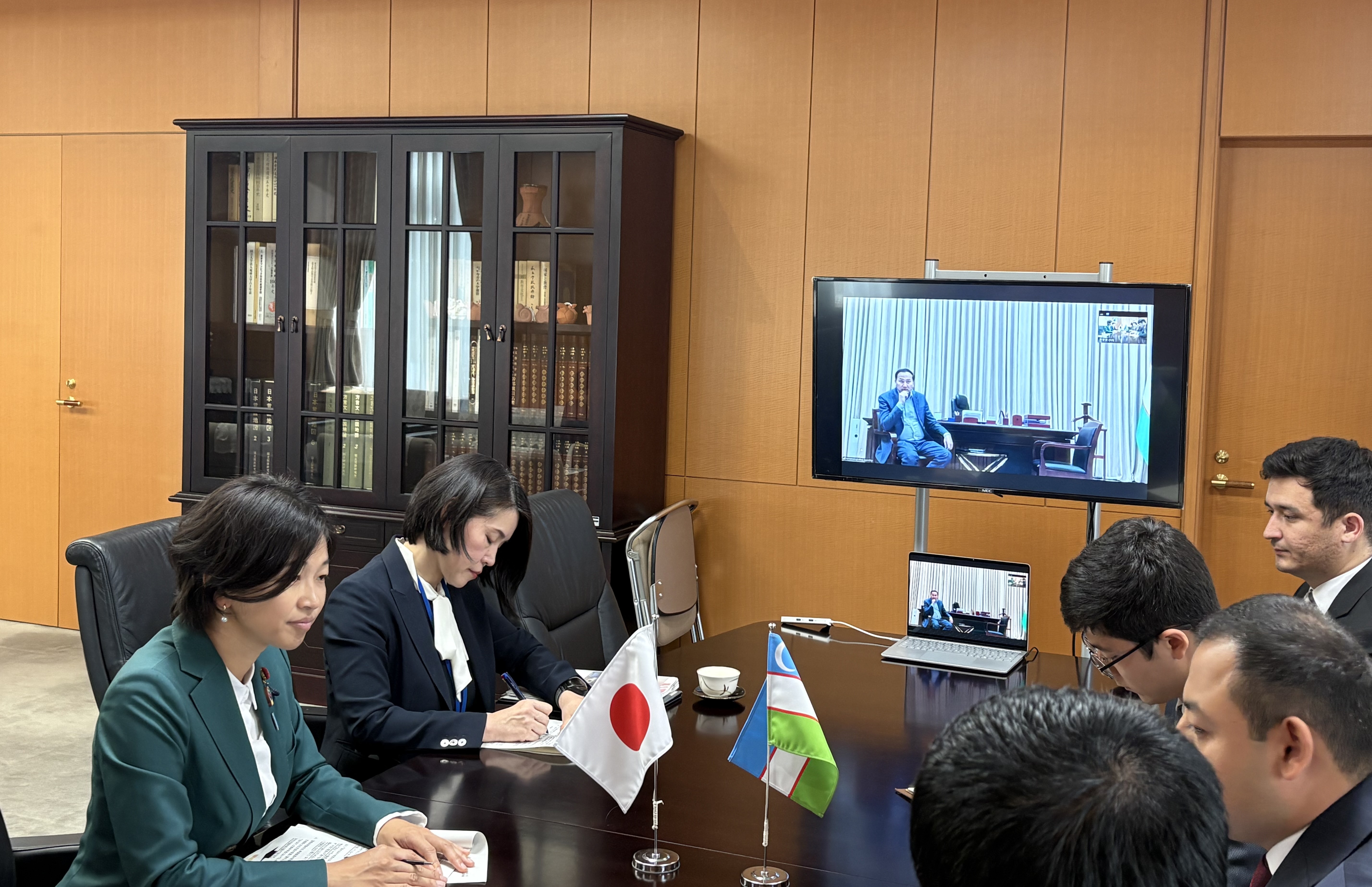 ウズベキスタン共和国のリザエフ・シュフラティラ文化省映画制作庁長官の福田かおる文部科学大臣政務官表敬（令和8年6月5日）画像