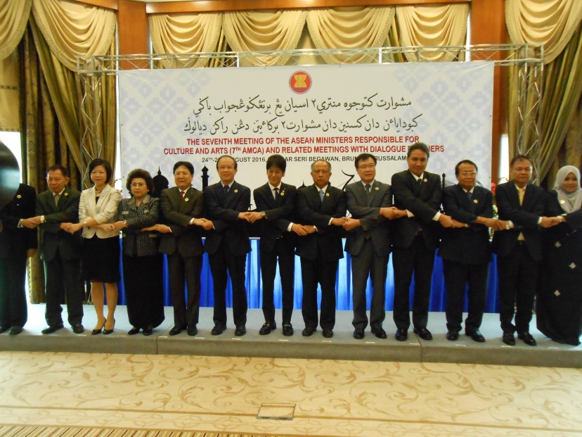 ASEAN，中国，韓国の代表団団長と手を組む義家副大臣