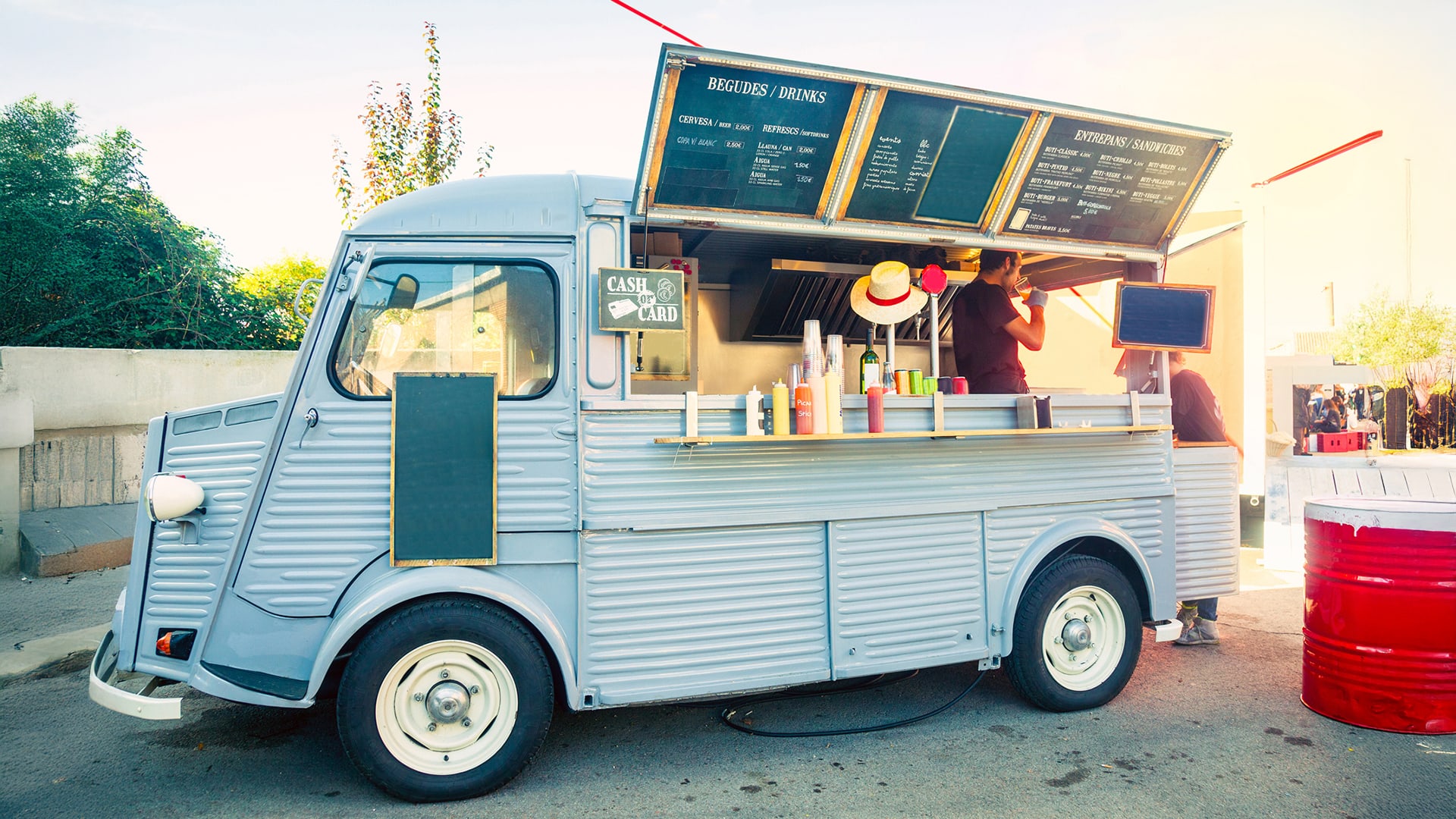 食の魅力を堪能　キッチンカー出店
