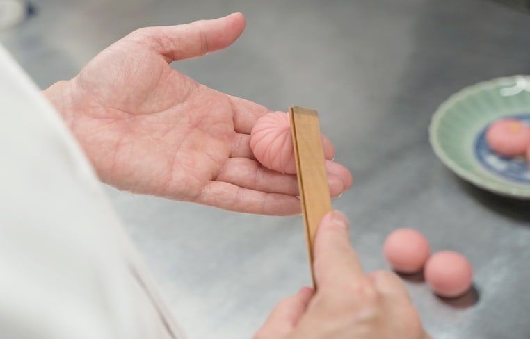 菓銘をもつ生菓子 <span class="text-[0.8em] whitespace-nowrap">［煉切・こなし］</span>